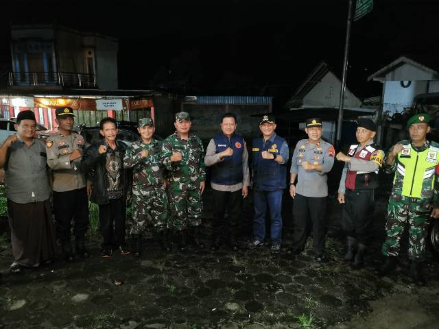 PANTAU PERGANTIAN TAHUN FORKOPIMCA KEPIL LAKUKAN PATROLI WILAYAH BERSAMA